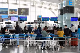 Passengers flood two largest airports on last day of Tet holiday
