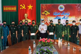 Top legislator’s gifts delivered to policy beneficiaries, soldiers in Tay Ninh