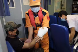 Injured foreign sailor brought ashore for treatment in Khanh Hoa