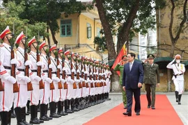 PM visits people’s public security forces prior to Tet holiday
