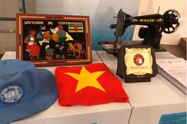 Peacekeeping officers present souvenirs to Vietnam Women's Museum