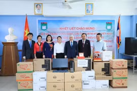Gifts presented to Nguyen Du bilingual school in Laos