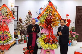 Officials send Christmas greetings to Archdiocese of Hue 