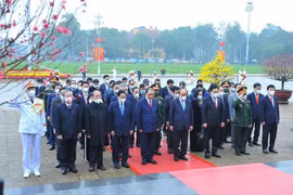 Leaders pay tribute to President Ho Chi Minh ahead of Tet