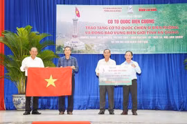 An Giang: 10,000 national flags presented to people in border areas 