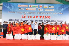 Binh Thuan’s fishermen given national flags, life jackets