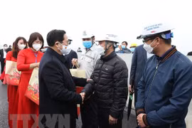 PM presents Tet gifts to border guards, poor residents in Quang Ninh 