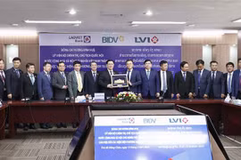 NA Chairman visits Lao - Viet Bank in Vientiane