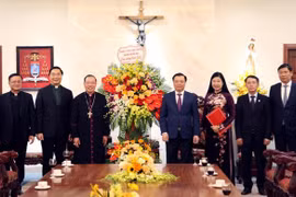 Hanoi Party leader extends Christmas greetings to local Catholics
