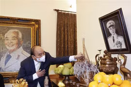 President offers incense in memory of late Party, State leaders
