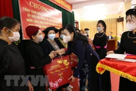 Top legislator’s Tet gifts presented to needy families in Thai Nguyen