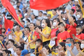 SEA Games 31: Fan support at Thien Truong Stadium stuns foreign friends 