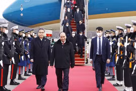 President arrives in Seoul, beginning state visit to RoK