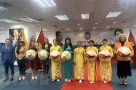 Vietnam’s traditional long dresses introduced in Venezuela