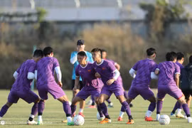 Vietnamese footballers receive encouragement before AFF Cup opening match