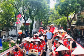 SEA Games 31: Thai sporting delegation enjoys double-decker bus tour in Hanoi