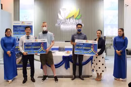Da Nang presents free SIM cards to foreign visitors