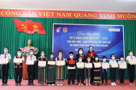 Scholarships presented to ethnic students in Dak Lak 