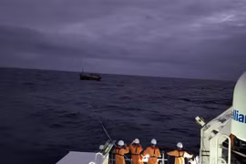 Fishermen in distress amid bad weather successfully rescued