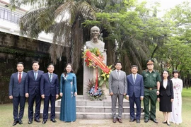 Vice President offers flowers to President Ho Chi Minh in Philippines