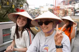 Int’l famtrip delegation experiences Hanoi’s tourism products 