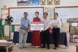 Gifts presented to students of Khmer-Vietnam friendship primary school in Cambodia