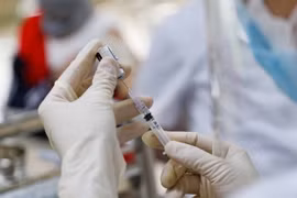 Hanoi has enough vaccine to inject third shots for residents
