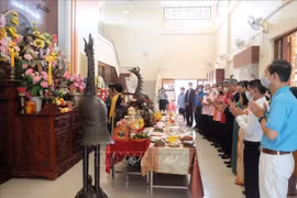 Vietnamese in Thailand offer incense to commemorate President Ho Chi Minh