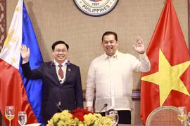 Top legislator holds talks with leader of Philippine House of Representatives