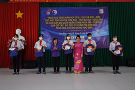Scholarships given to disadvantaged students in Con Dao
