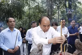 President offers incense at revolution cradle in Tuyen Quang