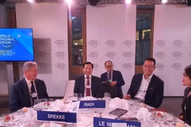 Deputy PM Le Minh Khai active at WEF Davos 2022 
