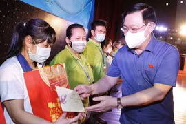 NA Chairman joins Binh Duong workers in Tet celebration