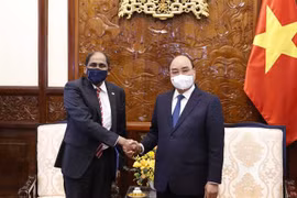 President Nguyen Xuan Phuc receives ambassadors of Singapore, Egypt