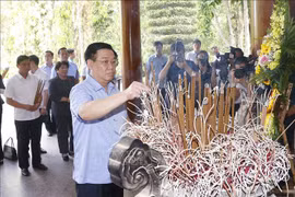  NA Chairman offers incense at historical relic sites in Ha Tinh, Nghe An