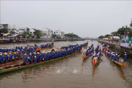 Boat race within Ok Om Bok Festival opens in Tra Vinh province