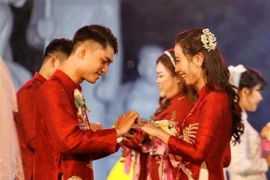 Eighteen couples tie knot in “new lifestyle” mass wedding 