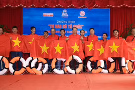 10,000 national flags presented to fishermen in Ninh Thuan