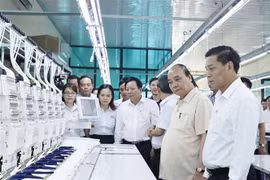 President visits garment production factory in Hai Phong