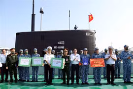 Gifts presented to Truong Sa soldiers, citizens 