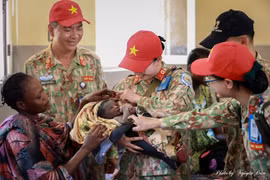 Vietnamese “blue beret” doctors help raise South Sudanese women's awareness of health care 