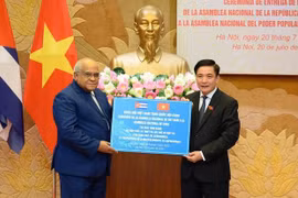 Vietnamese NA presents gifts to Cuban counterpart