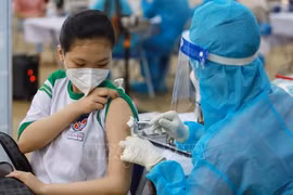 Hanoi to inoculate vulnerable adults with fourth dose of COVID-19 vaccines