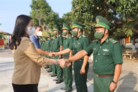 Tet gifts to special groups in Tra Vinh, Son La