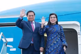 Prime Minister Pham Minh Chinh and his spouse at Noi Bai International Airport in Hanoi. Photo: VNA