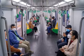 Passengers on the Nhon-Hanoi Station metro line. Photo: VNA)