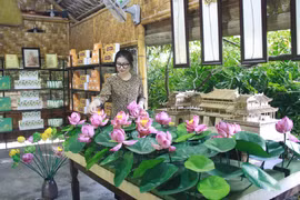 Artist utilising lotus to add charm to Vietnamese handicrafts