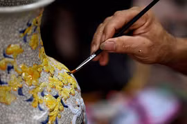 Gold laminating and gilding in Kieu Ky village