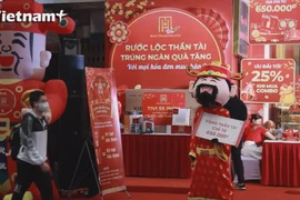 People queue to purchase gold on God of Wealth Day