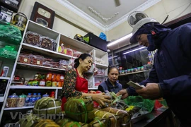 Hanoians queue up to buy renowned square glutinous cake for Tet
